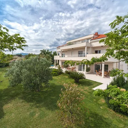 Bed & Breakfast Luxury Apartments Villa Klara