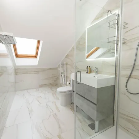 לינה וארוחת בוקר Luxury Klara 5*