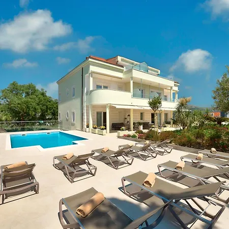 לינה וארוחת בוקר Luxury Klara 5*